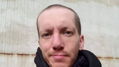 FOTO: Antonia pózuje s puškou oblepenou LGBT samolepkami.