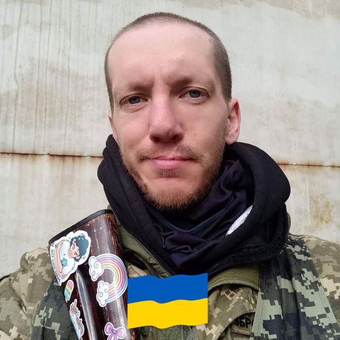 FOTO: Antonia pózuje s puškou oblepenou LGBT samolepkami. – stránka 948