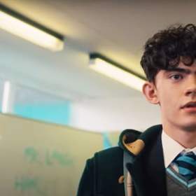 Charlie se bezhlavě zamiluje.