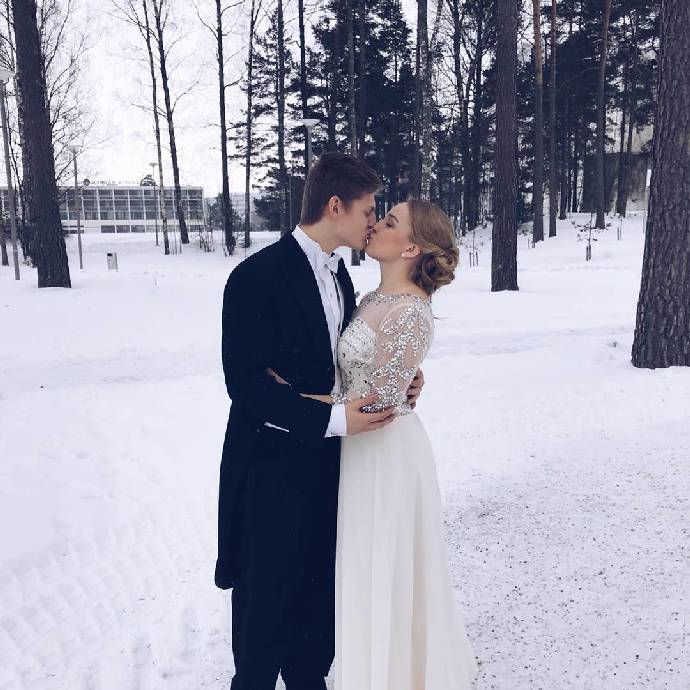 FOTO: Na školním plese to zamilovanému páru moc slušelo. – stránka 13