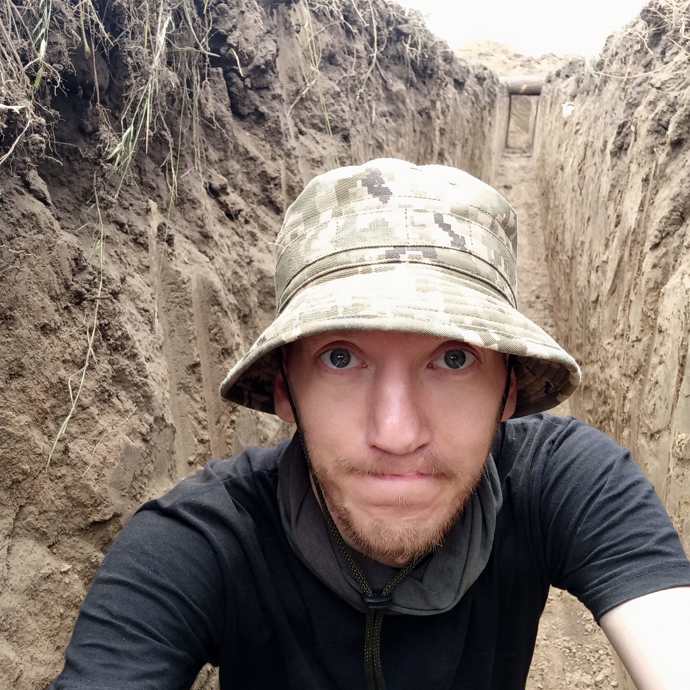 FOTO: Antonia v zákopu. – stránka 946