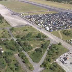 Letiště v Milovicích na festivalu Votvírák.