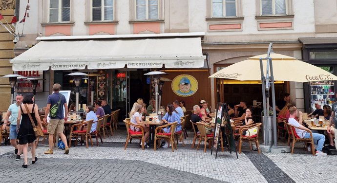 FOTO: Sedí zde většinou turisté. – stránka 25