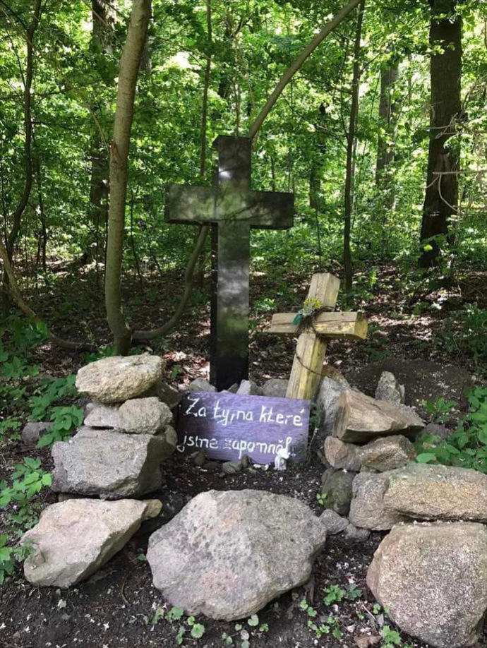 FOTO: Michal J. nechal v Třebíči pod borovinskym mostem udělat tyto kříže. – stránka 923