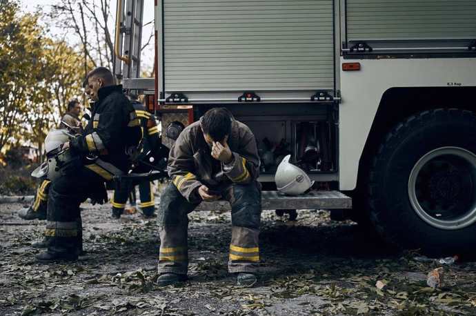 FOTO: Vyčerpání záchranářů. – stránka 902