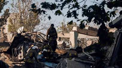 FOTO: Pod troskami hledají lidi.