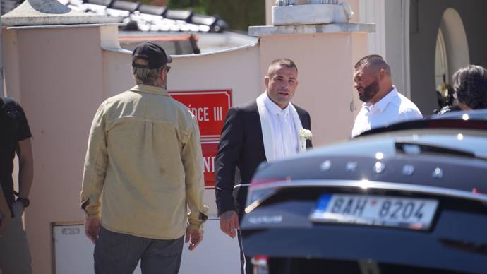 FOTO: Karlos ve svatebním. – stránka 1976