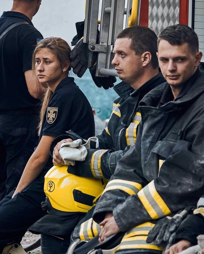 FOTO: Vyčerpaní hasiči. – stránka 898