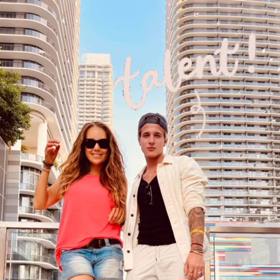 Lucie pózuje se zpěvákem, který vystupuje pod jménem Teo Bok.