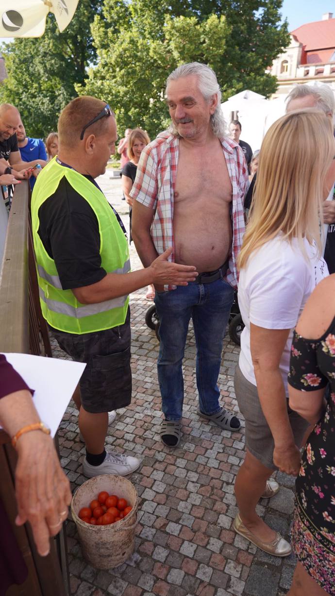 FOTO: Mítink Andreje Babiše v Unhošti. Na místě se setkal se svými příznivci i několika odpůrci. – stránka 1195