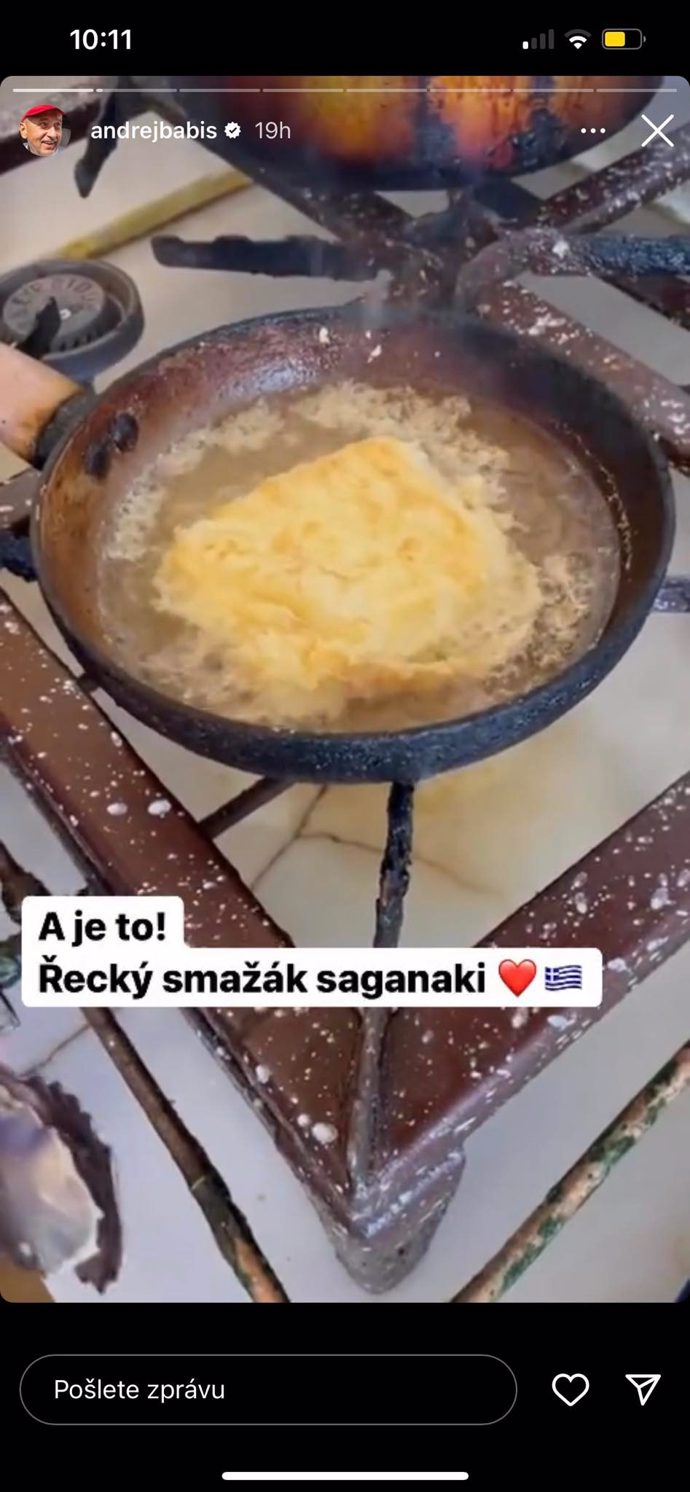 FOTO: Dal si místní pochoutku. – stránka 1224