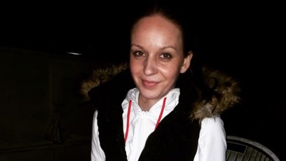 FOTO: Tereza ukazuje krabičku s jídlem po propuštění z pákistánského vězení.