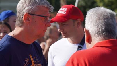 FOTO: Mítink Andreje Babiše v Unhošti. Na místě se setkal se svými příznivci i několika odpůrci.