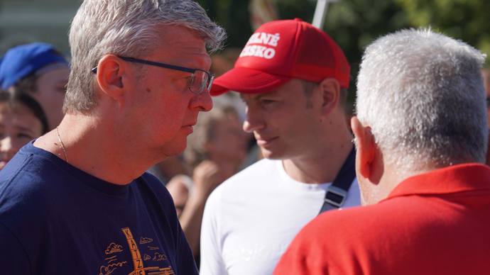 FOTO: Mítink Andreje Babiše v Unhošti. Na místě se setkal se svými příznivci i několika odpůrci. – stránka 1198