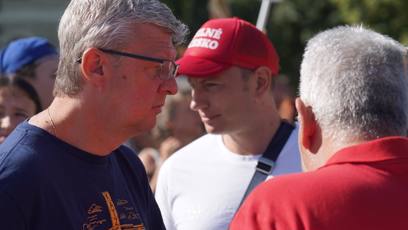 FOTO: Mítink Andreje Babiše v Unhošti. Na místě se setkal se svými příznivci i několika odpůrci.
