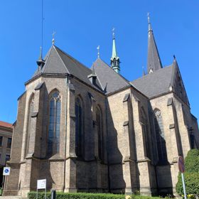 Kostel sv. Prokopa naproti Milíčově ulici.