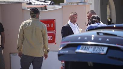 FOTO: Karlos ve svatebním.