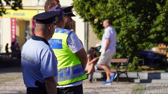 FOTO: Mítink Andreje Babiše v Unhošti. Na místě se setkal se svými příznivci i několika odpůrci. – stránka 1201