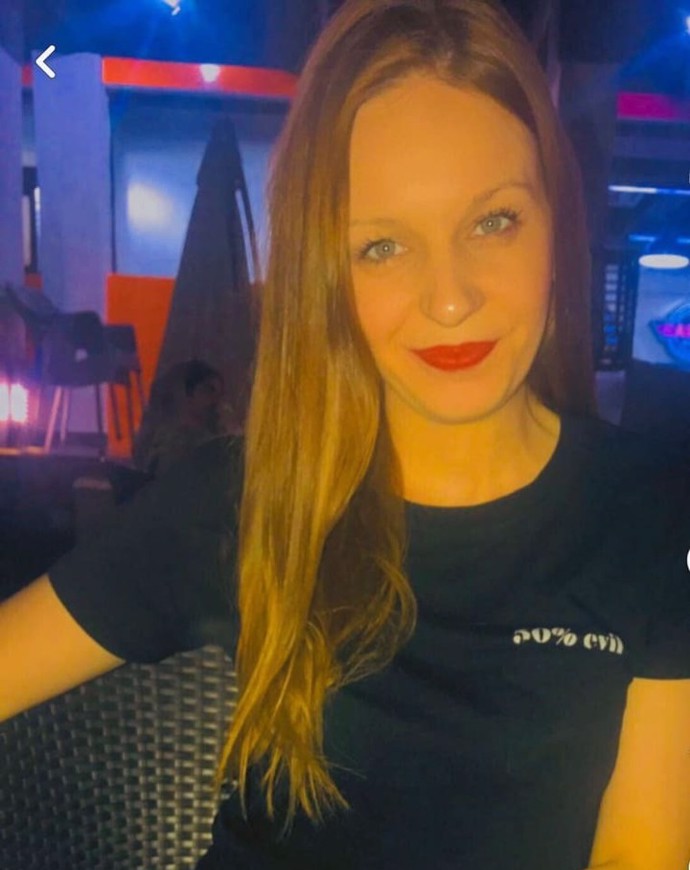 FOTO: Tereza Hlůšková jako servírka. – stránka 82