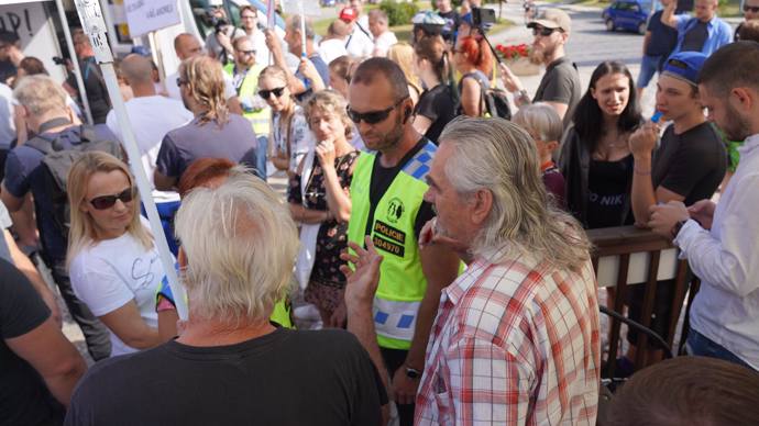 FOTO: Mítink Andreje Babiše v Unhošti. Na místě se setkal se svými příznivci i několika odpůrci. – stránka 1194