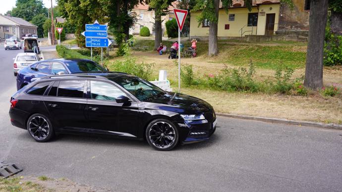 FOTO: Ochranka Andreje Babiše má v autě maják. Ten však nesmí používat. – stránka 1161