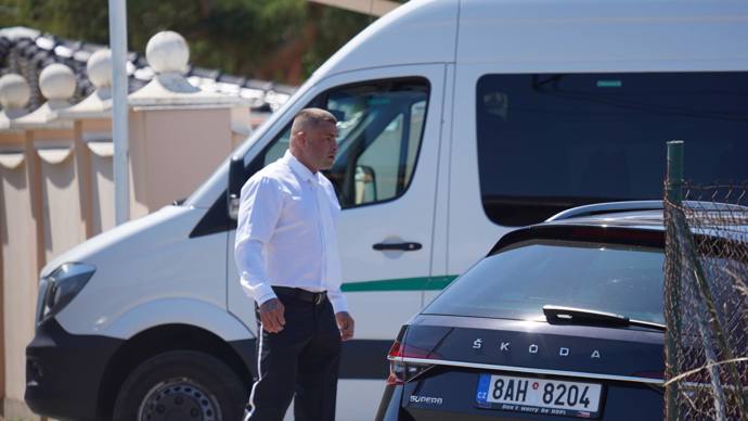 FOTO: Karlos už vyráží na místo činu. – stránka 1984