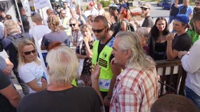 FOTO: Mítink Andreje Babiše v Unhošti. Na místě se setkal se svými příznivci i několika odpůrci.