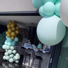 Uvítací party malého Diona