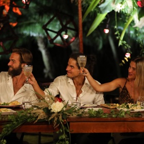 Hrdinové a Rebelové u jednoho stolu.