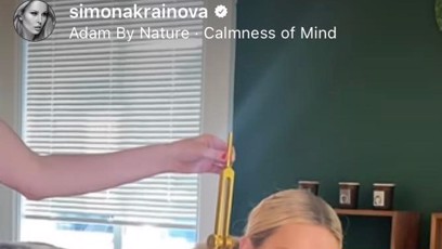 FOTO: Simona Krainová si masáž velice užívá