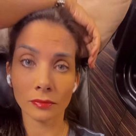 Její výraz mluví za vše.