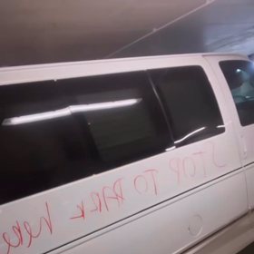 Napsala mu Stop to park here!