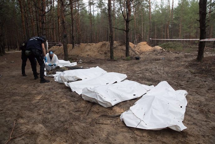 FOTO: V ukrajinském městě Izjum se našly hromadné hroby. – stránka 797