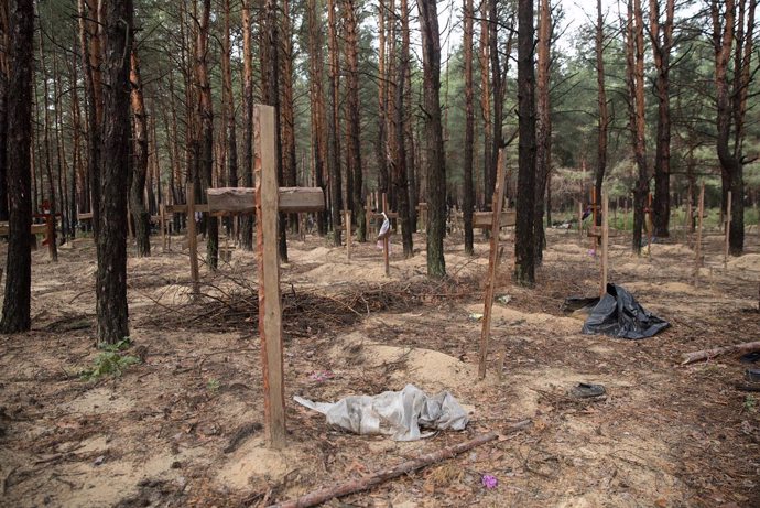 FOTO: V ukrajinském městě Izjum se našly hromadné hroby. – stránka 799