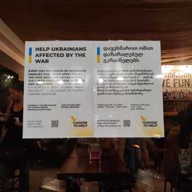 Leták informující o možnosti pomoci Ukrajině v baru v hlavním městě Gruzie Tbilisi.