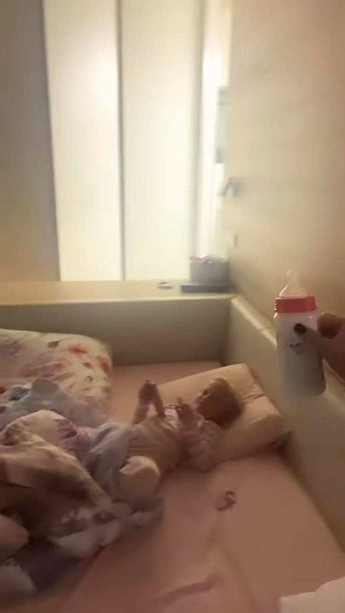 FOTO: Agáta Hanychová poskytuje své dceři opravdu komfort. – stránka 2851