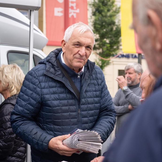 FOTO: Jaromír Dědeček se neštítí očerňovat nejen svého soupeře, ale i jeho manželku. – stránka 1073