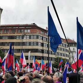 Na místě jsou tisíce lidí.