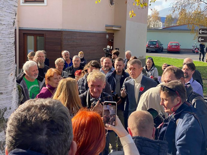 FOTO: Příznivci Andreje Babiše. – stránka 1058
