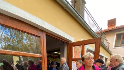 FOTO: Lidé si mohou dát na jeho mítincích jídlo i pití.
