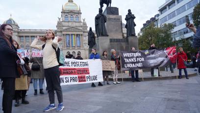 FOTO: Demondtrující apelovali pro vyzbrojování Ukrajiny.
