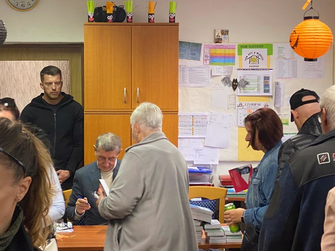 FOTO: Babiš podepisoval své knihy. – stránka 1046