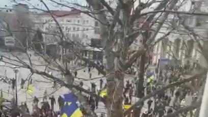 FOTO: V Chersonu vyšli lidé do ulic. Nehodlají se smířit s ruskou okupací.