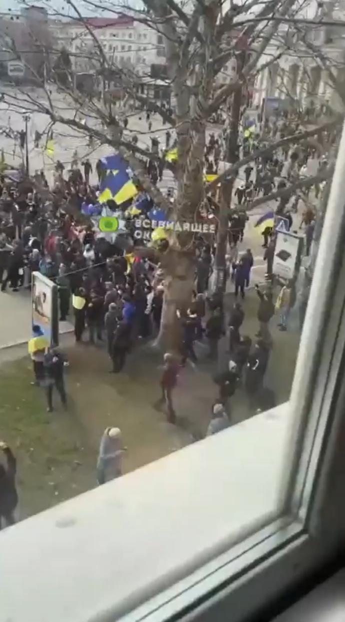 FOTO: V Chersonu vyšli lidé do ulic. Nehodlají se smířit s ruskou okupací. – stránka 1501