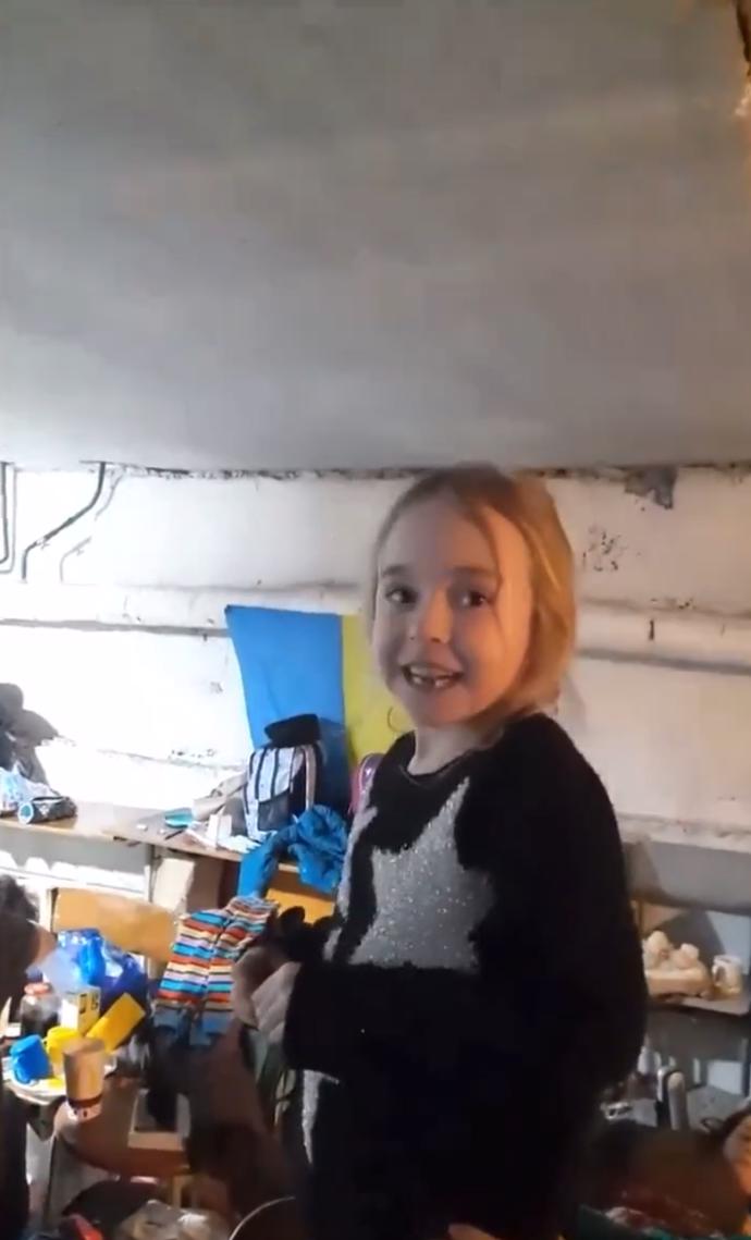 FOTO: Amelie povzbudila vyděšené civilisty v bunkru. – stránka 1380