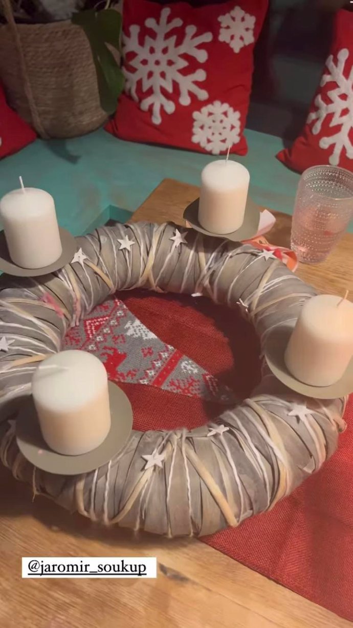 FOTO: Na věnec nezapomněla ani Agáta Hanychová. – stránka 2805