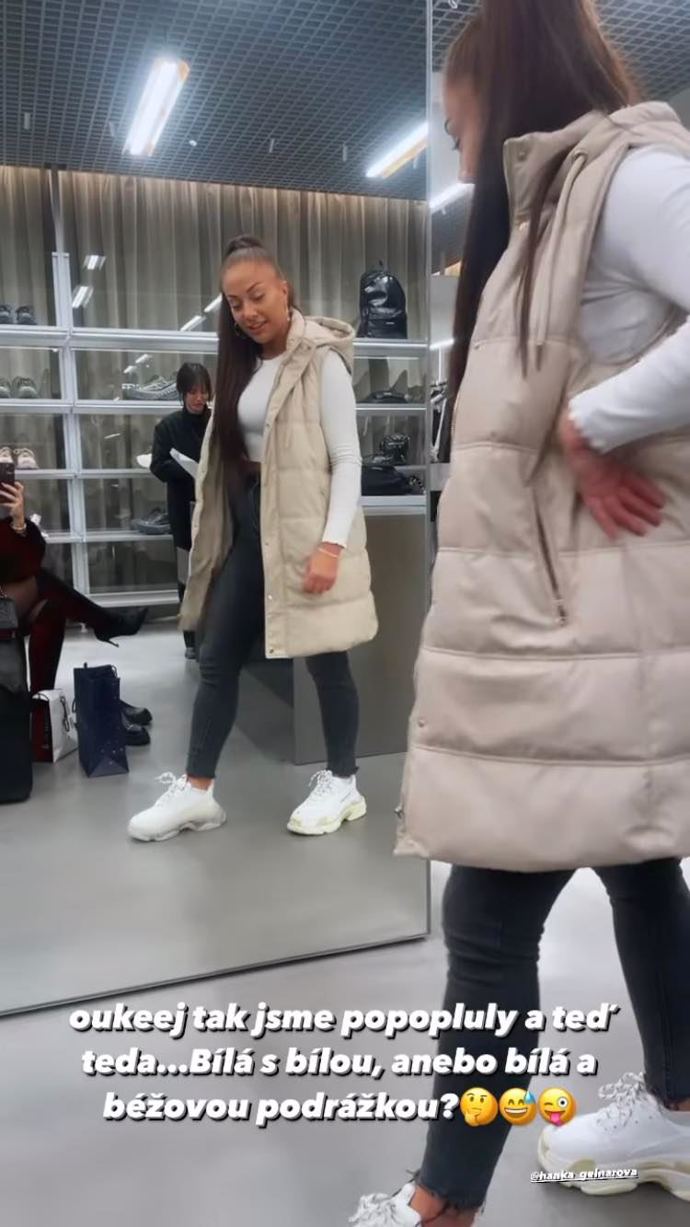 FOTO: Začalo to nevinně, vybíráním bot od značky Balenciaga. – stránka 405