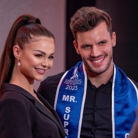 V soutěži ho podporuje i krásná  přítelkyně Hanka. 