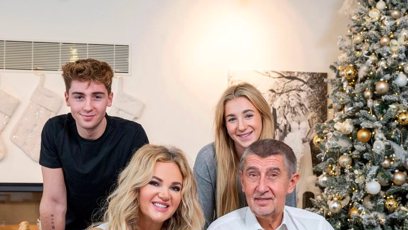 FOTO: Andrej Babiš si vzal na rodinné foto i pejsky.