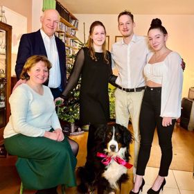 Pavel Fischer s manželkou a celou rodinou.